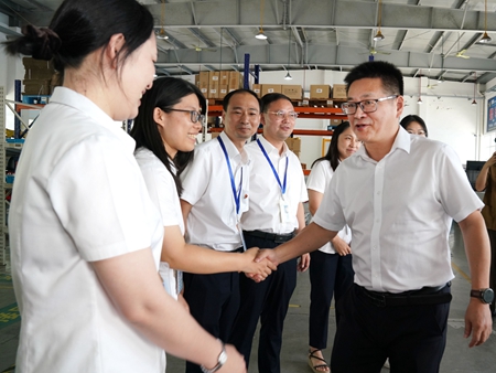 【20240906】集團領(lǐng)導(dǎo)慰問交通學(xué)校教師，何宇?。ㄓ乙唬ɡ畎⒚窋z）.jpg