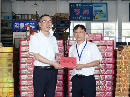 【20240906】集團領(lǐng)導(dǎo)慰問交通學(xué)校教師，柏衛(wèi)東（左）吳曉斌（右）（李阿梅攝）.jpg